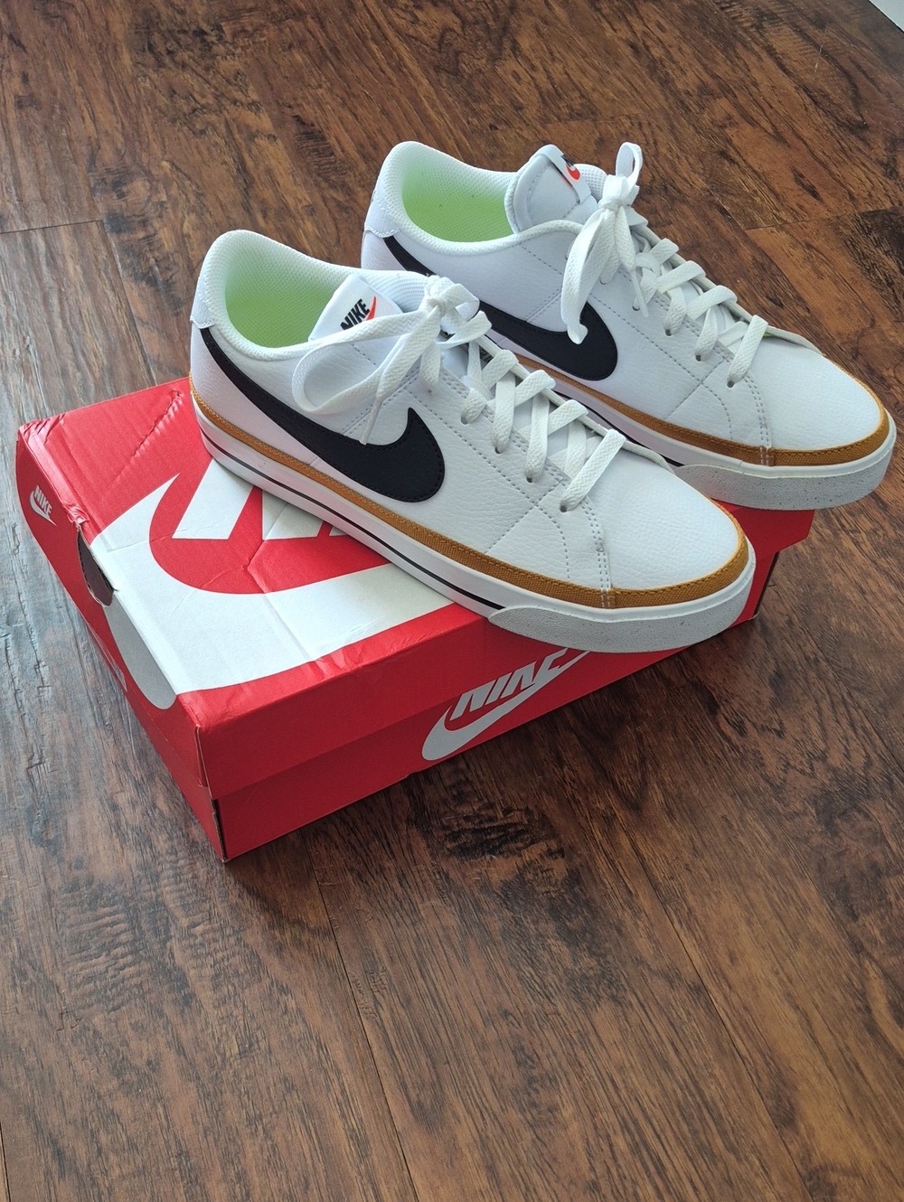 Nike Men’s White Sneakers with Black Swoosh and Brown Trim